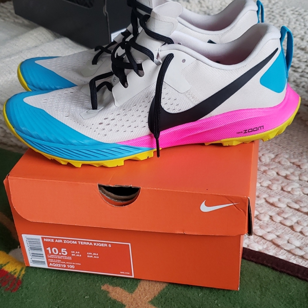 Nike Men's Air Zoom Terra Kiger 5. Box not included